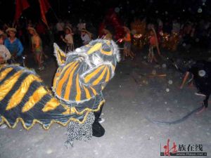 在賀州市八步區南鄉鎮旺黎村旺村寨的舞火貓活動上，憨態可掬的“大貓”