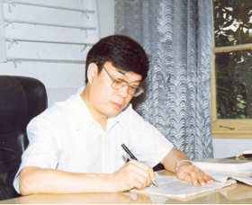 周克武正在工作