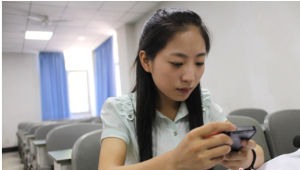 樊師貝在教室接受採訪，手機一直來電不斷。