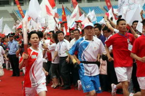 合肥站最後一棒火炬手范雪平跑進會場