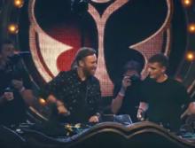 2017年7月與馬丁·蓋瑞斯合作演出《So Far Away》