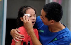 張可在臨近分別時趴在父親張立軍懷裡哭泣。