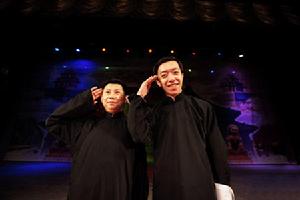 何雲偉與李菁逗樂。