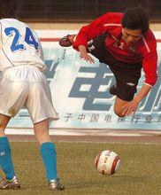 陳黎（右）在比賽中躍起沖頂