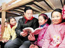 “慈善教授”高新民和孩子們在一起