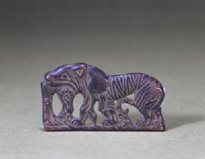 虎食羊銅飾牌 虎食羊銅飾牌