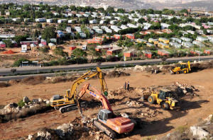 2010年9月27日，以色列猶太定居者在約旦河西岸阿里埃勒定居點為新建住宅平整土地。