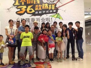 王生哲【公益小明星】和拍攝組人員