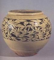 遼赤峰窯白釉剔花牡丹紋罐 遼赤峰窯白釉剔花牡丹紋罐