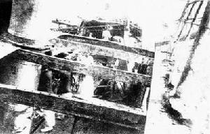 日軍在焚毀後的“廣乙”艦內搜查