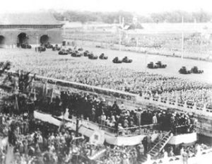 1949年10月1日下午，開國大典時天安門廣場的民眾和閱兵式