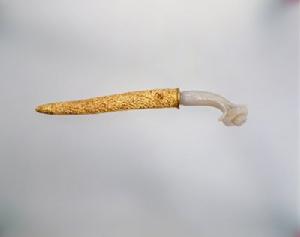 玉雕花把包金鞘匕首