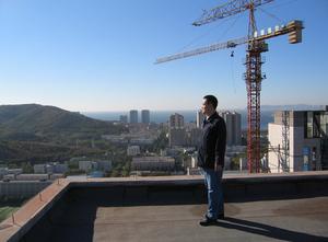 劉先明在德泰時代廣場之巔俯瞰大連