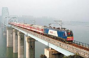 12月22日上午，列車行駛在宜萬鐵路萬州鐵路大橋上。趙俊超攝