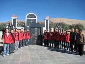 陵園內的孔繁森墓