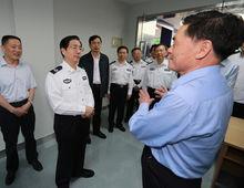 圖為郭聲琨在諸暨市公安局楓橋派出所調研