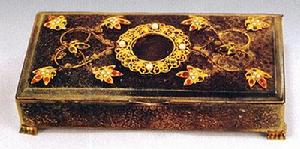 銀鏨花掐絲嵌珠寶煙盒 銀鏨花掐絲嵌珠寶煙盒