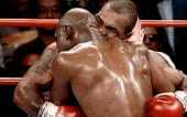 拳王泰森在爭霸戰中一口咬掉對手耳朵 成拳擊史上“黑鬧劇”