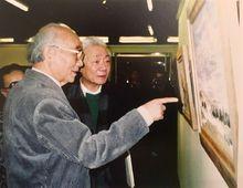 艾中信和吳作人在《雪原放牧》前