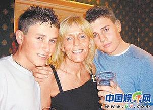 勞勃諾克斯(右)、母親、弟弟傑米合照