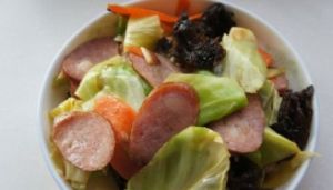 圓白菜木耳炒紅腸 圓白菜木耳炒紅腸