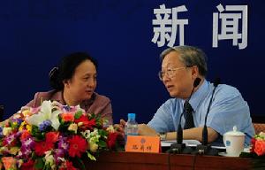 （圖）中國科學院黨組副書記方新（左一），中國人大常委會副委員長、中國科學院院長路甬祥。