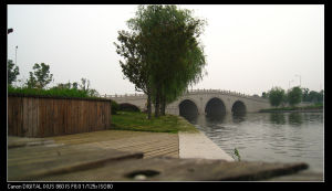 環境優美,緊靠平湖。