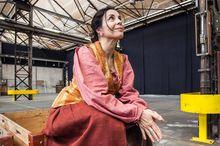 瑪莎·卡雷爾在音樂劇中扮演安娜·果爾迪