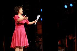 訾娟演唱音樂劇《歌聲舞影》中的選段《以外的歌》