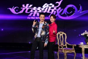 庾澄慶與主持人以“魔鬼手勢”合影