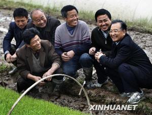 溫家寶在馮嘴村考察
