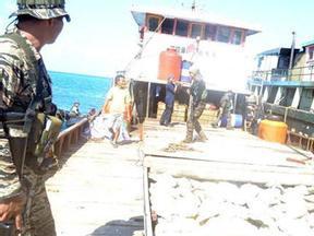 菲律賓士兵搜查中國漁船