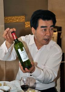 扮演周恩來總理的張江山品嘗希博倫葡萄酒