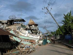 印尼錫多利的一個居民區房倒屋塌