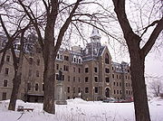 里奧內爾格魯萊克斯學院