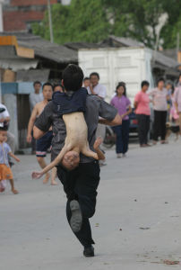 倒背溺水者急救法