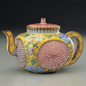 清乾隆畫琺瑯菊花方壺 清乾隆畫琺瑯菊花方壺