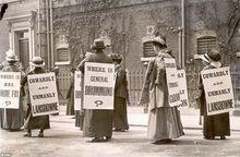 1914年，婦女參政論者戴著標語牌抗議