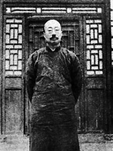 周作人在八道灣十一號留影