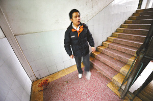 發生事故的樓梯拐角處仍可看到血跡