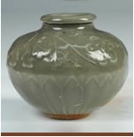 元龍泉窯青瓷纏枝牡丹花瓶