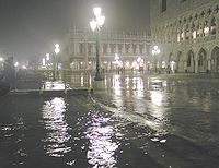 被稱為Acqua Alta的水淹廣場現象