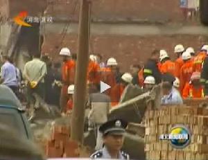 廠房已經變成廢墟，部分混凝土裡的鋼筋已經暴露出來，現場拉起了警戒線，挖掘機在整理現場