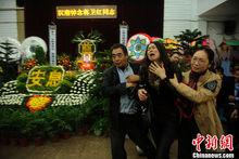 圖為蔣衛紅的妹妹前來殯儀館哀悼