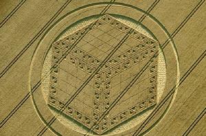 麥田怪圈[在廣泛地域裡神秘產生的大型圖案]