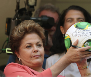 羅塞夫為體育場揭幕