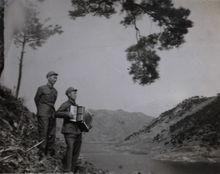 管震湖在朝鮮擔任譯員（左一）