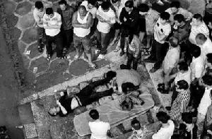 被撈出時，他仍保持著救人的姿勢