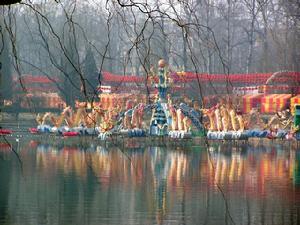 張燈結彩龍潭湖