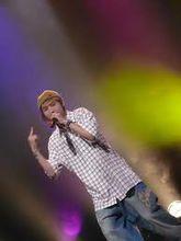 演唱中的謝宣圻